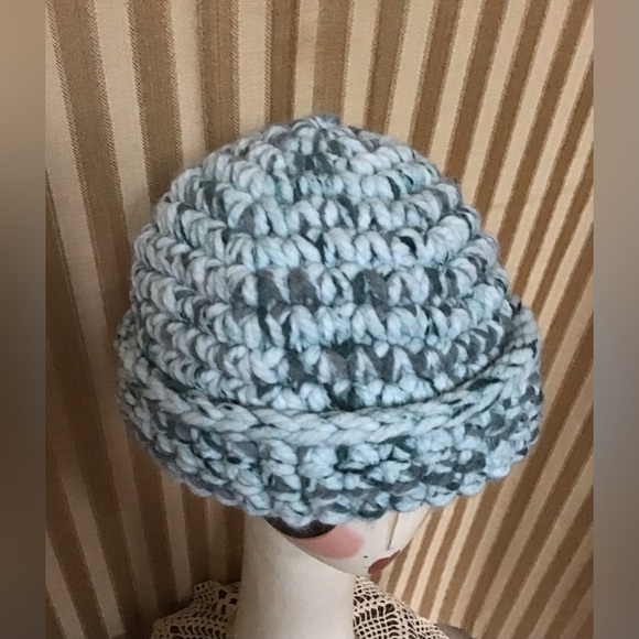 Hand Crochet Thick Yarn Beenie - Picture 1 of 2